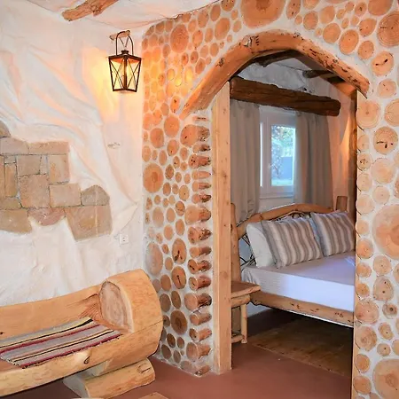 The Flintstones House 利迈纳里亚