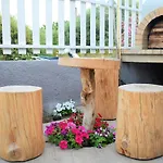 Apartament The Flintstones House *