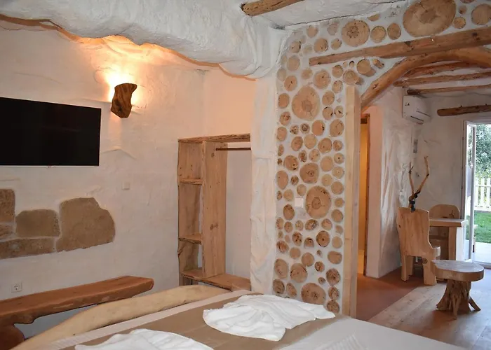 Apartament The Flintstones House *